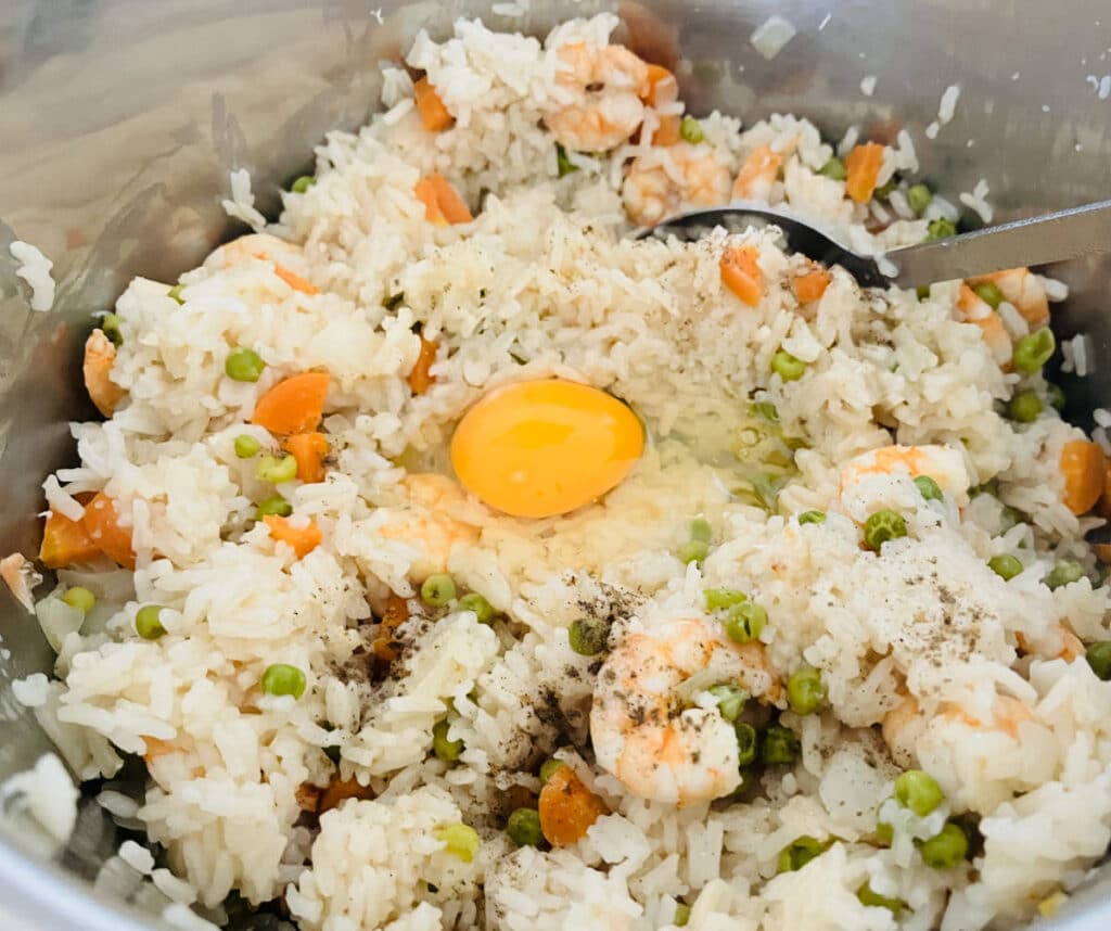 Adding the egg at the end into the shrimp fried rice