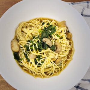 ramen with spinach and mushrooms