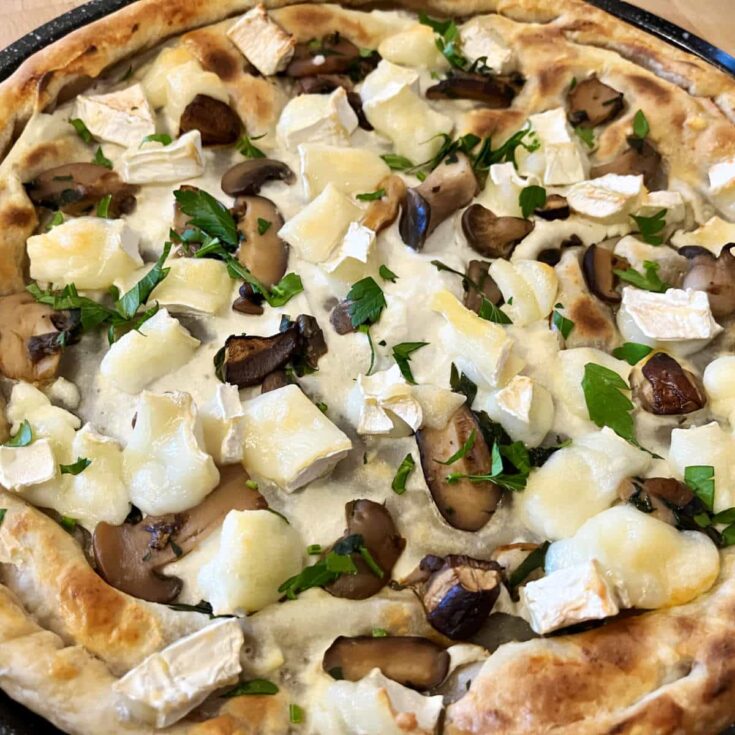 Puff pastry pizza with mushroom and goat cheese 1