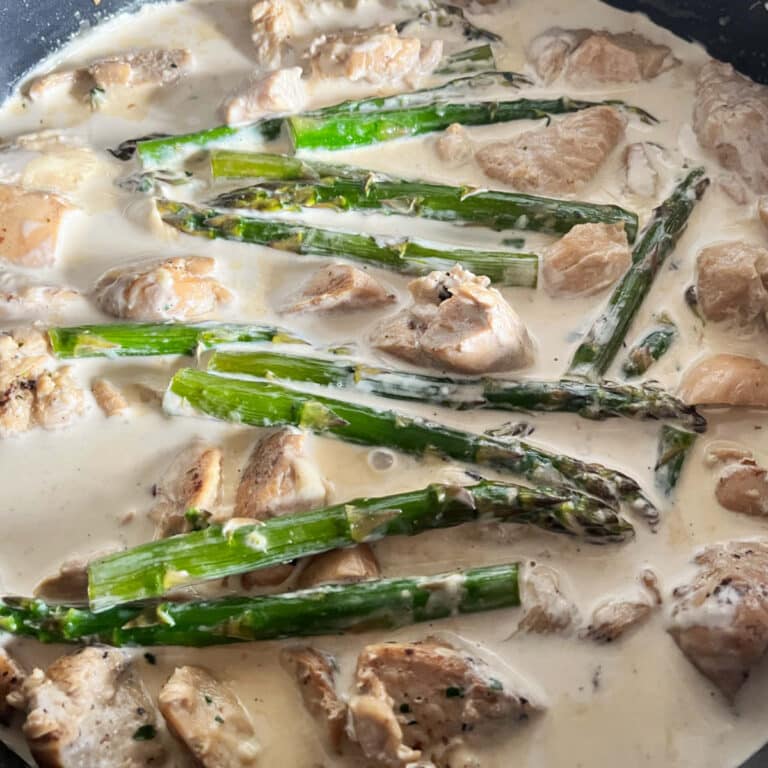 One-pan Creamy Chicken and asparagus
