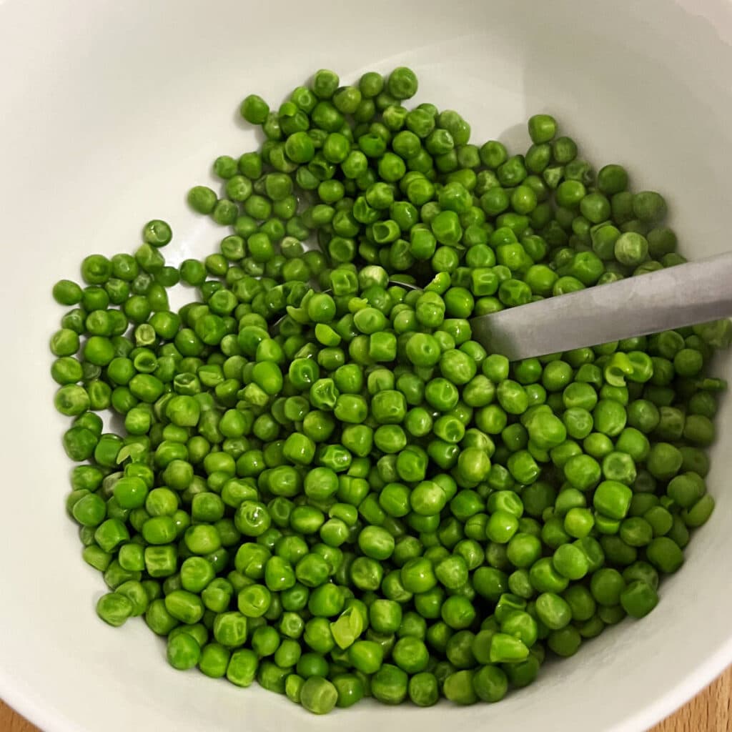 Cooked green peas
